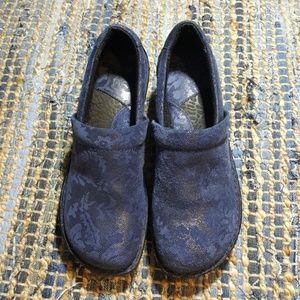 FINAL SALE! BOC Born leather clogs 7 in blue Peggy